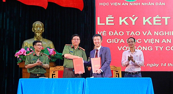 Học viện An ninh nhân dân tham gia diễn đàn "hacker mũ trắng" - 1 Đại diện Học viên An ninh nhân dân và BKAV trao thỏa thuận hợp tác đạo tạo an ninh mạng