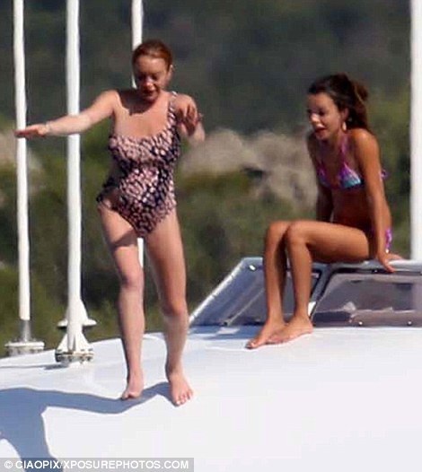 Lindsay Lohan lộ bụng "lùm lùm" - 7
Ngôi sao 1 thời đang thư giãn bên bạn bè tại nhiều vùng biển đẹp