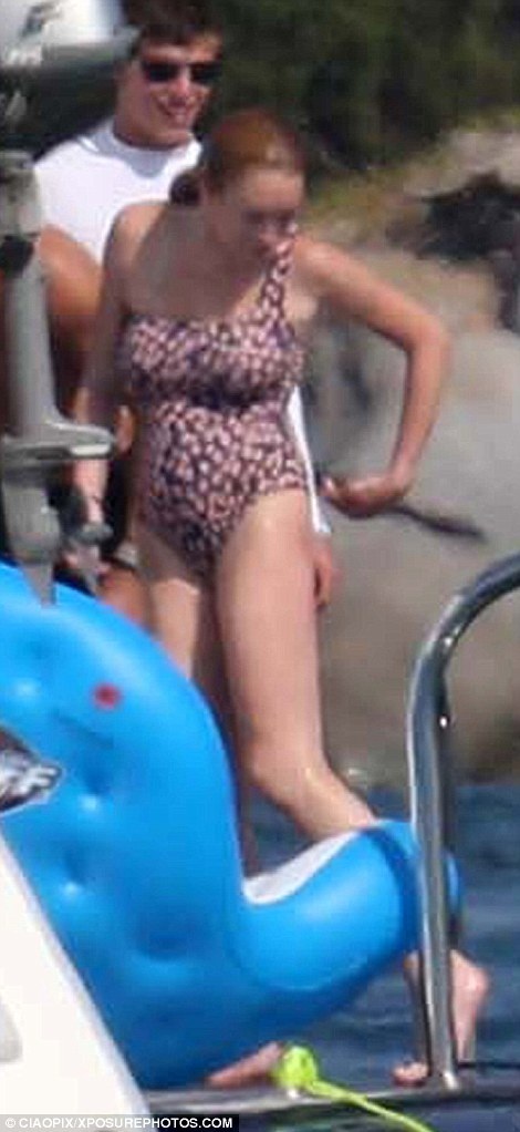 Lindsay Lohan lộ bụng "lùm lùm" - 1
Lindsay Lohan lộ bụng lùm lùm trên du thuyền ở Sardinia ngày 31/7 vừa qua