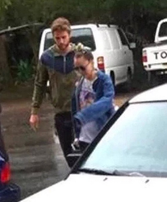 
Hình ảnh chung đôi đầu tiên của Liam Hemsworth và Miley Cyrus khi tin đồn tái hợp của họ bắt đầu xuất hiện.
