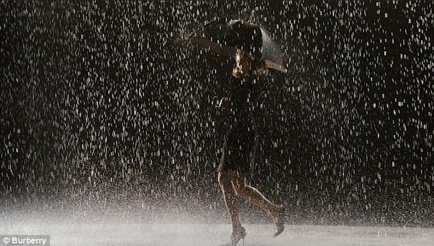 "Lọ lem" cởi đồ táo bạo trong MV quảng cáo mới - 1
Lily James - Ngôi sao thủ vai Lọ Lem trong bộ phim cùng tên công chiếu năm ngoái đã chính thức trở thành gương mặt quảng cáo cho 1 nhãn hiệu thời trang lớn