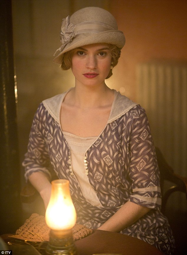 "Lọ lem" cởi đồ táo bạo trong MV quảng cáo mới - 7
Lily với tạo hình Lady Rose trong phim Downton Abbey