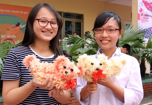 Ngày hội trung thu đậm chất truyền thống của học sinh Lomonoxop - 2
Những cô học trò thành phố lần đầu làm chú cún ngộ nghĩnh bằng bưởi
