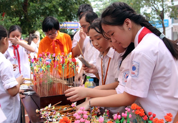 Ngày hội trung thu đậm chất truyền thống của học sinh Lomonoxop - 4
... hay nặn tò he được các bạn học sinh nhiệt tình tham gia