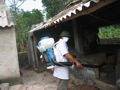 Thực hiện tốt biện pháp khử trùng, tiêu độc góp phần phòng, chống tốt bệnh cúm trên đàn lợn