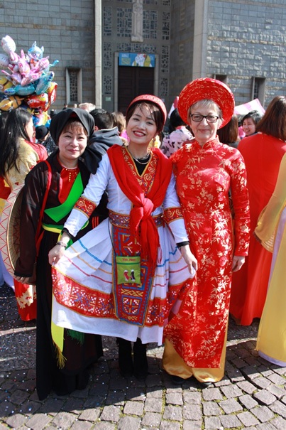 Cô bạn xinh xắn phụ trách đội Việt Nam tại carnaval Lorient "hoành tráng" - 1
Phương Thúy (giữa) cùng chị Phạm Thị Mai và cô Marie Thérèse tại buổi carnaval hôm qua ngày 19/3