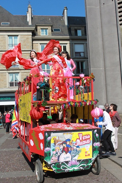 Cô bạn xinh xắn phụ trách đội Việt Nam tại carnaval Lorient "hoành tráng" - 2
Chiếc xe diễu hành đội Việt Nam cùng 3 cô bạn sinh viên biểu trưng cho vẻ đẹp thiếu nữ Việt Nam đến từ Hà Nội, Huế, và thành phố Hồ Chí Minh.
