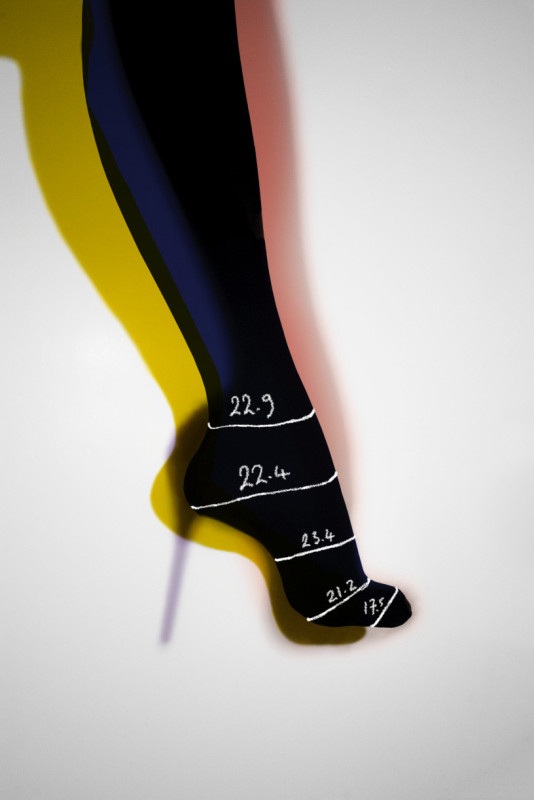 “Ông hoàng giày đế đỏ” nghìn đô Louboutin bán giày kiểu độc - 2
Kích thước của chân được đo kỹ lưỡng.