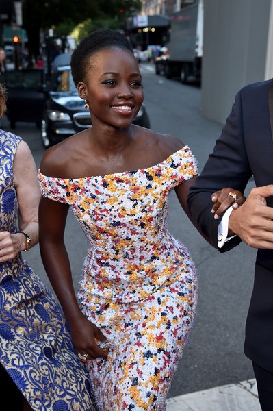 Làn da đen bóng khỏe khoắn của người đẹp nhất thế giới - 4
Lupita Nyongo được tạp chí People bình chọn là người đẹp nhất thế giới vào năm 2014