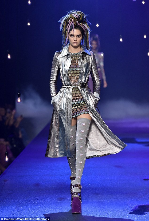 Dàn siêu mẫu đọ dáng trong buổi diễn của Marc Jacobs - 1
Marc Jacobs là 1 trong những NTK được trình diễn hạ màn tuần lễ thời trang New York sôi động. Anh đã mời nguyên dàn chân dài đình đám biểu diễn cho mình. Trong hình là em cô Kim, 1 trong 10 siêu mẫu có thu nhập cao nhất thế giới năm 2016 - Kendall Jenner