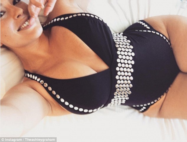 Người mẫu béo tự tin khoe dáng - 10
Ashley Graham gợi cảm và quyến rũ, cô thường chia sẻ hình ảnh riêng tư trên trang cá nhân. Người đẹp cũng từng quảng cáo cho Elle, Bloomingdales, Elomi, Evans, Hanes, Liz Claiborne, Nordstrom, Simply Be và Target