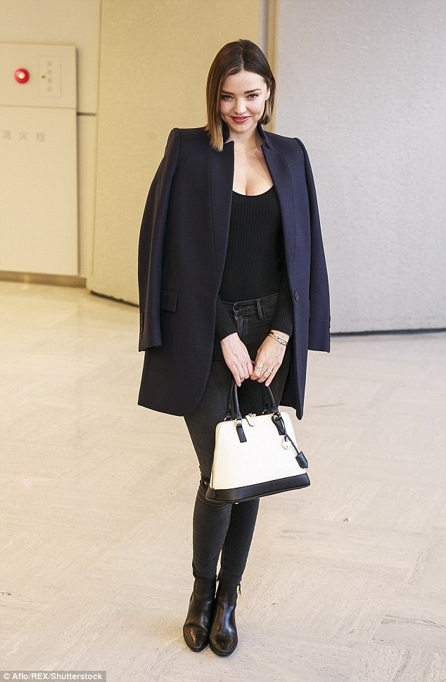 
Người đẹp 33 tuổi sành điệu với áo khoác Stella McCartney giá 1500 đô la, túi xách Samantha Thavasa và giày Chelsea
