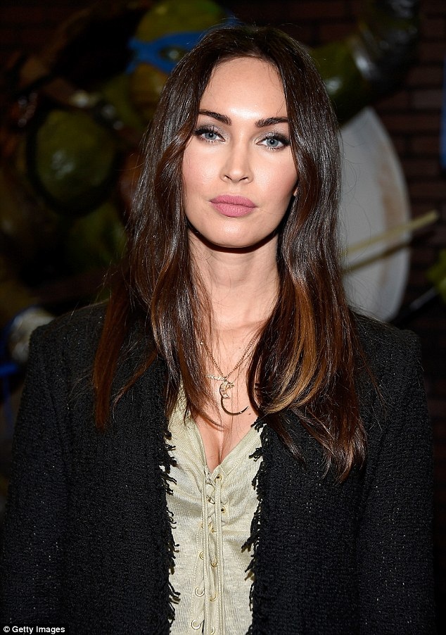 Megan Fox tái xuất thanh lịch - 3
Bà mẹ hai con vẫn cuốn hút bởi vẻ ngoài gợi cảm và sành điệu