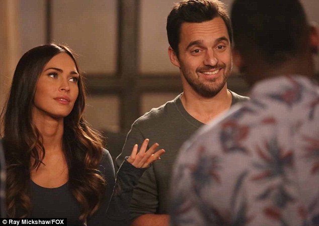 Megan Fox tái xuất rạng rỡ - 5
Trong phim mới, ngôi sao phim Transformers sẽ vào vai nhân viên bán dược phẩm. Bà mẹ hai con làm việc chăm chỉ hơn từ khi ly dị chồng là Brian Austin Green vào năm ngoái.