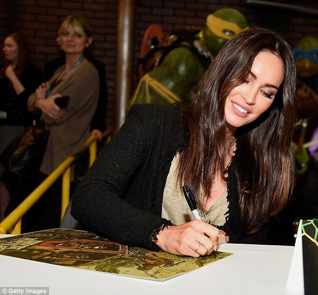 Megan Fox tái xuất thanh lịch - 5
Megan Fox bị chê với vai diễn April ONeil trong phim Teenage Mutant Ninja Turtles - thậm chí còn nhận giải Mâm xôi vàng với vai diễn này