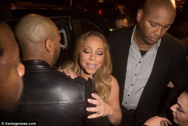 Mariah Carey bị "lộ hàng" - 5
Nữ ca sỹ người Mỹ đang có loạt buổi diễn tại đây
