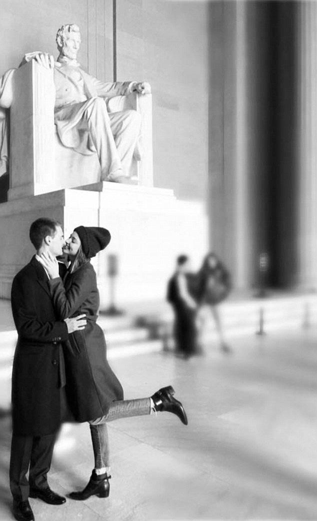 
Trước đó ít ngày, Kerr khoe ảnh bên bồ trẻ - tỷ phú - ông chủ Snapchat Evan Spiegel
