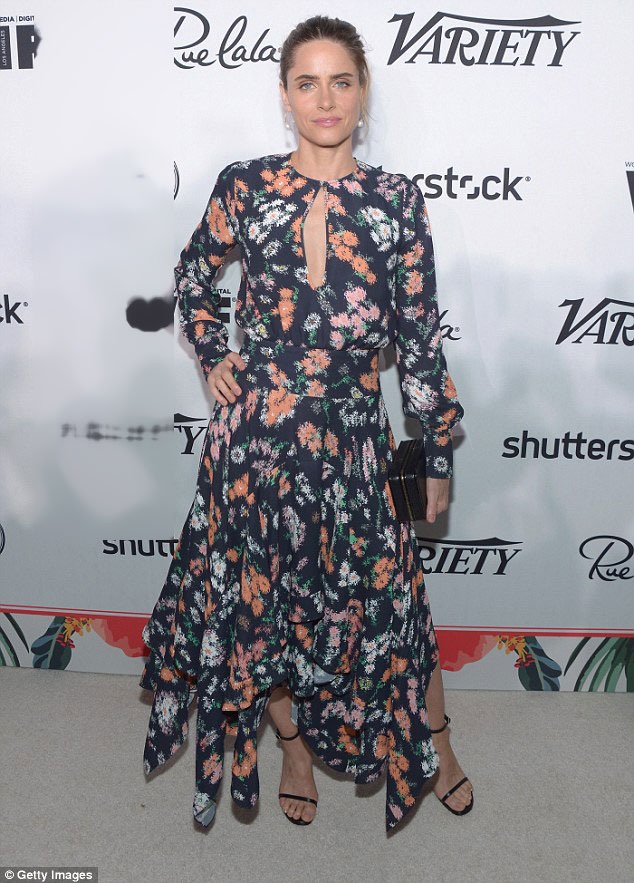 Sao teen diện váy khoét sâu hút hồn - 8
Amanda Peet điệu đà trong bộ váy hoa lãng mạn