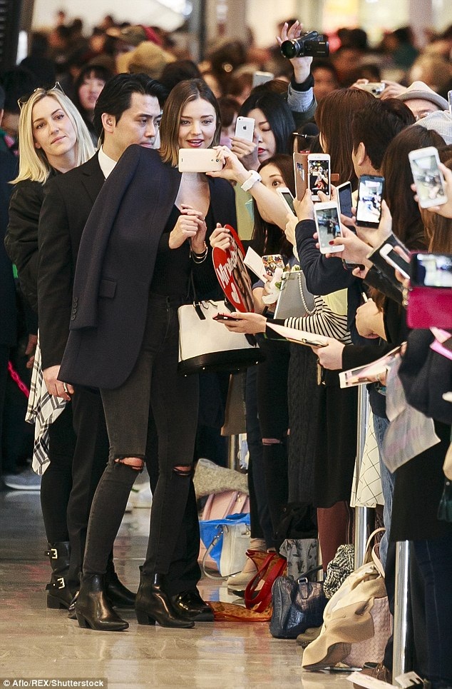 
Lượng fans khủng chờ đón siêu mẫu cao 1,73m tại sân bay Narita.
