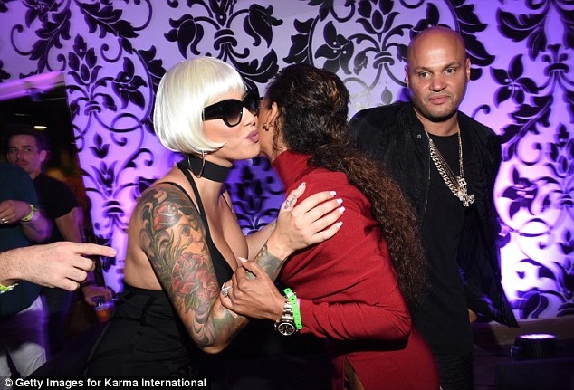 Cựu thành viên Spice Girls táo bạo với váy không nội y - 5
Mel B chào hỏi cựu vũ nữ thoát y Amber Rose trong bữa tiệc
