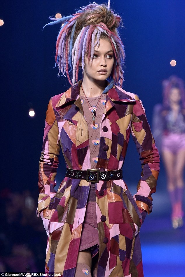 Dàn siêu mẫu đọ dáng trong buổi diễn của Marc Jacobs - 4
Siêu mẫu 21 tuổi Gigi Hadid xinh đẹp trên sàn diễn