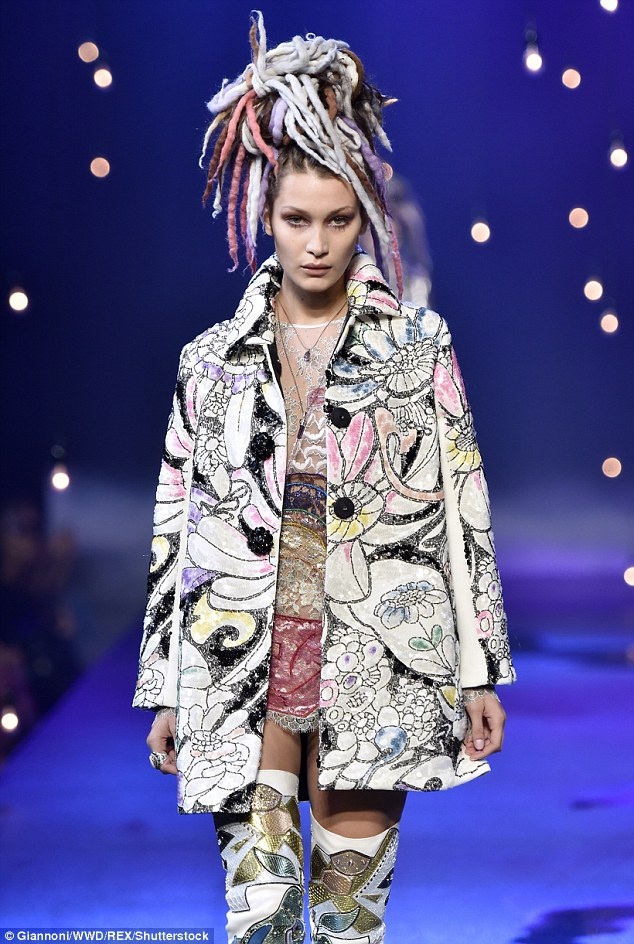 Dàn siêu mẫu đọ dáng trong buổi diễn của Marc Jacobs - 5
Bella Hadid - em của Gigi cũng có mặt