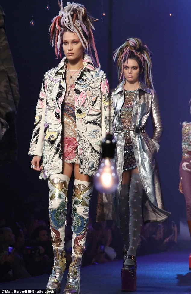 Dàn siêu mẫu đọ dáng trong buổi diễn của Marc Jacobs - 6
Các thiết kế của Marc Jacobs mùa này khá cầu kỳ, bóng bẩy