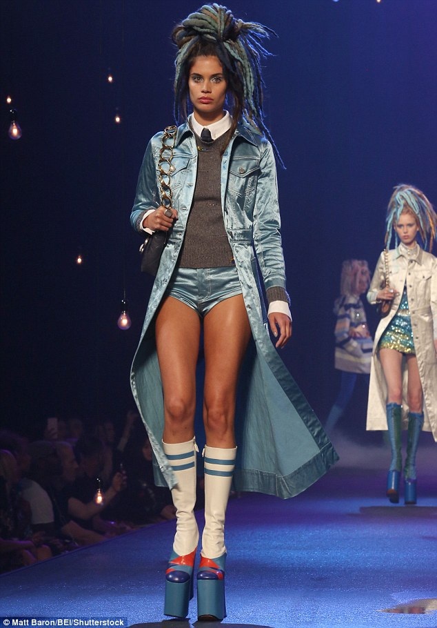 Dàn siêu mẫu đọ dáng trong buổi diễn của Marc Jacobs - 10
Sara Sampaio - thiên thần mới được Victorias Secret chiêu mộ