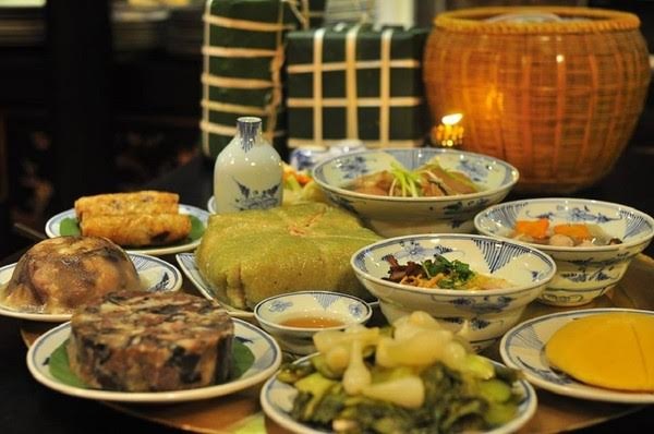 Phục hồi lá gan sau tiệc tùng ngày Tết - 1 Thưởng thức nhiều loại thức ăn ngày Tết khiến cơ thể mệt mỏi.