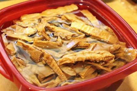 Nhận dạng và sử dụng măng khô an toàn ngày Tết - 2 Nên ngâm măng khô và luộc kỹ trước khi sử dụng (Ảnh: Internet)