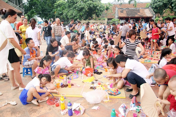 Em nhỏ Hà thành sáng tạo mặt nạ giấy bồi “chú Tễu, thằng Bờm” - 1
Sân Thái Học – Văn Miếu đông đúc, nhộn nhịp vì sự có mặt của các gia đình tham dự lễ hội Mặt nạ.