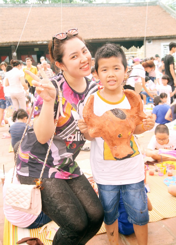 Em nhỏ Hà thành sáng tạo mặt nạ giấy bồi “chú Tễu, thằng Bờm” - 9
Ca sĩ Bảo Trâm cũng háo hức cùng các em nhỏ tham gia lễ hội tìm hiểu và sáng tạo Mặt nạ Trung thu.