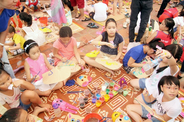 Em nhỏ Hà thành sáng tạo mặt nạ giấy bồi “chú Tễu, thằng Bờm” - 2
Các em nhỏ quây quần trên những chiếc chiếu đơn sơ, cùng học cách vẽ mặt nạ và quạt mo