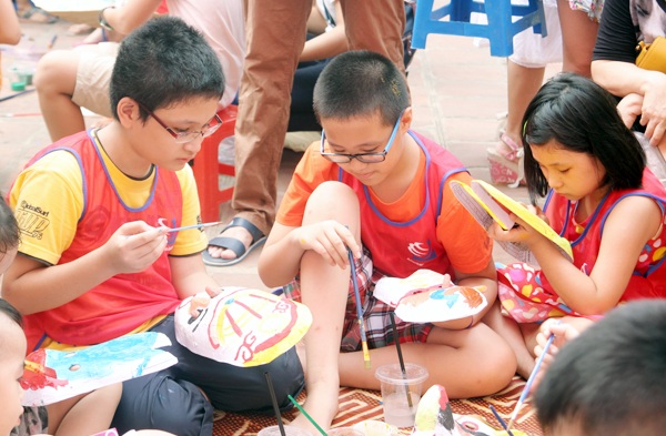 Em nhỏ Hà thành sáng tạo mặt nạ giấy bồi “chú Tễu, thằng Bờm” - 4
Các em nhỏ say sưa sáng tạo tác phẩm của riêng mình