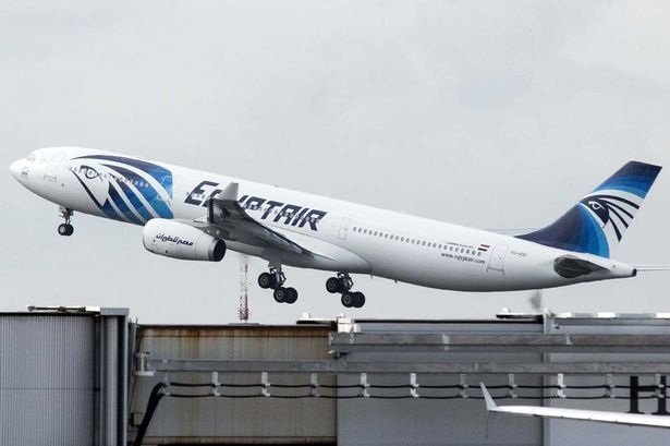 Máy bay EgyptAir chở 135 người hạ cánh khẩn cấp vì bị dọa đánh bom - 1
Một máy bay của EgyptAir. (Ảnh minh họa: Mirror)