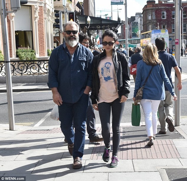 Mel Gibson hạnh phúc bên bạn gái kém 34 tuổi - 2
Bạn gái 9X của ngôi sao phim Trái tim dũng cảm đang mang thai đứa con đầu lòng với ông. Cặp đôi đã hẹn hò được 2 năm