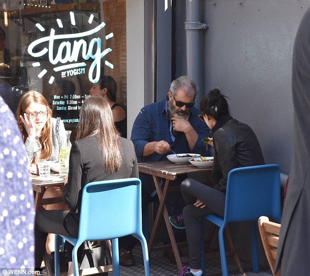 Mel Gibson hạnh phúc bên bạn gái kém 34 tuổi - 3
Mel Gibson đã có 8 đứa con với vợ cũ và bạn gái cũ nhưng giờ đây khi bạn gái 9X mang thai, ông vẫn hạnh phúc và hồi hộp vô cùng