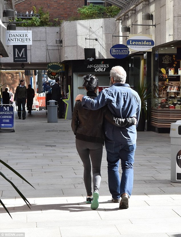 Mel Gibson hạnh phúc bên bạn gái kém 34 tuổi - 4
Ross vốn là người viết kịch bản phim nhưng gần đây cô chỉ hộ tống bạn trai tham dự các sự kiện cũng như đi cùng khi Mel đi đóng phim