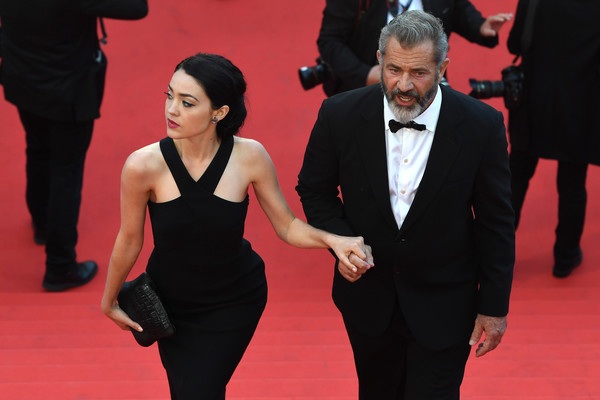 Mel Gibson hạnh phúc bên bạn gái kém 34 tuổi - 5
Mel Gibson đưa bạn gái Rosalind Ross cùng dự LHP Cannes hồi tháng 5 vừa qua