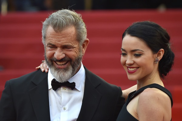Mel Gibson hạnh phúc bên bạn gái kém 34 tuổi - 6
Cặp đôi hò hẹn được 2 năm nhưng chỉ mới công khai quan hệ tình cảm vào tháng 1 vừa qua.