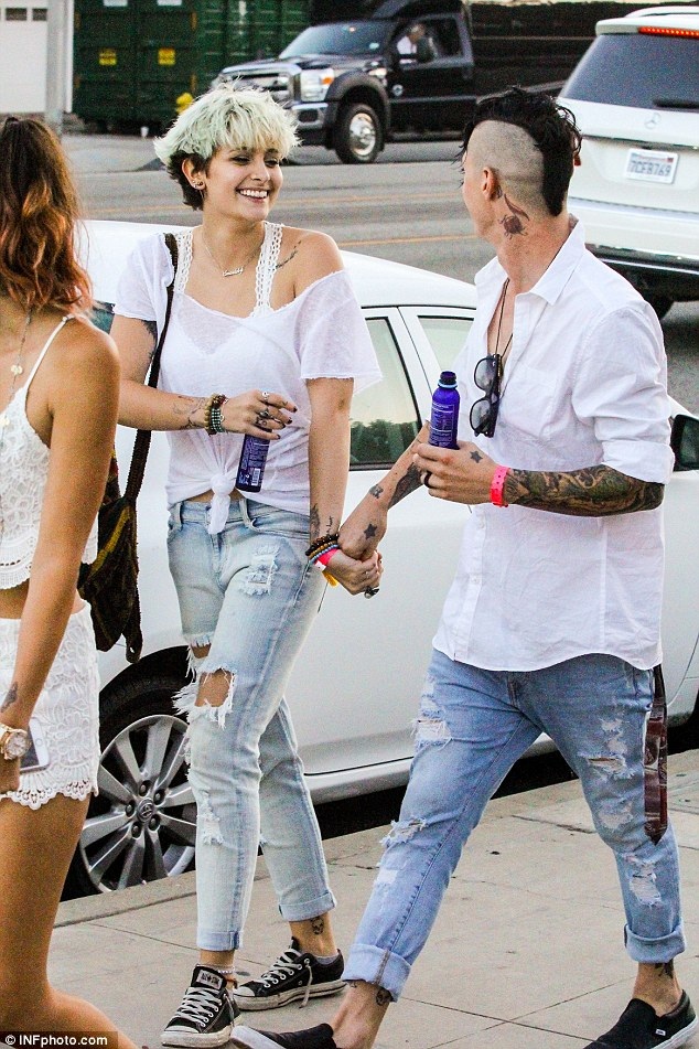 Con gái Vua nhạc Pop nối lại quan hệ với mẹ đẻ? - 1
Paris Jackson, được cho là đã gọi điện thoại cho mẹ đẻ Debbie Rowe sau khi hay tin mẹ mình bị chẩn đoán ung thư vú và sẽ phải phẫu thuật. Paris cũng hứa sẽ tới thăm mẹ sau khi bà thực hiện ca phẫu thuật.