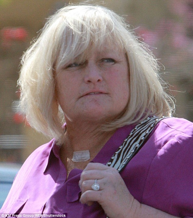 Con gái Vua nhạc Pop nối lại quan hệ với mẹ đẻ? - 2
Vợ cũ của Michael Jackson - y tá Debbie Rowe và con gái Paris Jackson có gặp gỡ nhiều lần sau khi Vua nhạc Pop qua đời nhưng mối quan hệ của họ ngắt quãng khoảng 1 năm trở lại đây