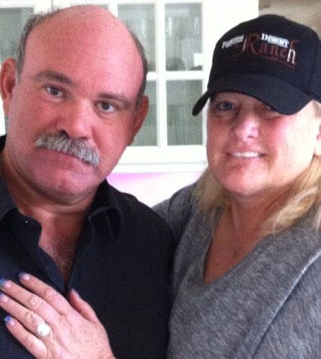 Con gái Vua nhạc Pop nối lại quan hệ với mẹ đẻ? - 5
Debbie Rowe hiện đang hạnh phúc bên bạn trai mới Marc Schaffel, cặp đôi thậm chí đã lên kế hoạch kết hôn