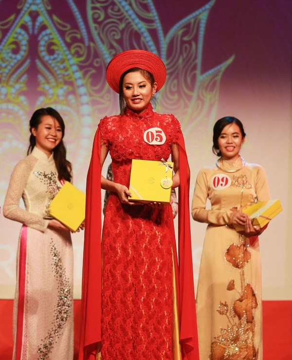 Cô gái Đà Nẵng đăng quang Hoa khôi DHS Việt tại Pháp 2016 - 10
Giải Nữ sinh trình diễn áo dạ hội đẹp nhất (Miss Dạ hội) thuộc về thí sinh Lê Minh Diệu Huyền.