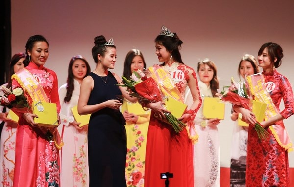 Cô gái Đà Nẵng đăng quang Hoa khôi DHS Việt tại Pháp 2016 - 6
Tân Hoa khôi du học sinh Việt tại Pháp nhận vương miện từ Miss Xuân 2013 - Đỗ Hà Ngân.