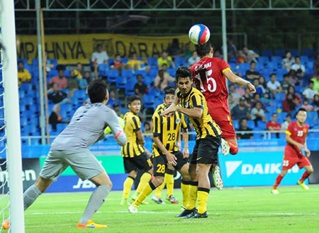 Những bước thăng trầm của HLV Miura với bóng đá Việt Nam - 2 Trên sân Mỹ Đình, Việt Nam bất ngờ thua Malaysia 2-4 ở bán kết lượt về AFF Cup 2014