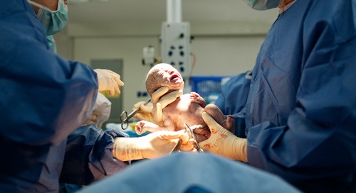 Kỳ diệu bé 7 tháng tuổi chào đời sau khi người mẹ tử vong - 1
Sau khi một thiếu nữ mang thai bị giết hại tại Chicago, các bác sĩ đã có thể cứu được đứa con 7 tháng tuổi trong bụng cô gái