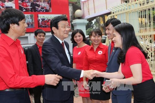 Chủ tịch nước Trương Tấn Sang đề nghị các bộ, ngành tháo gỡ bất cập cho Hội Chữ thập Đỏ - 1
Chủ tịch nước Trương Tấn Sang bắt tay chào hỏi các đại biểu tại buổi làm việc sáng nay (23/3) - Ảnh: TTXVN