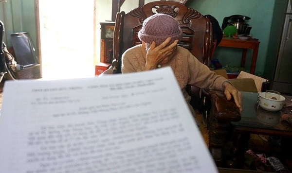 Kết thúc một vụ cán bộ “cửa quyền, hách dịch” hành dân - 1
Sau gần một năm mòn mỏi chờ đợi, gửi đơn thư cầu cứu khắp nơi, cuối cùng cụ bà 75 tuổi, Đàm Thị Lích cũng đã dành lại công lý từ tay cán bộ “cửa quyền, hách dịch” đè nén, ức hiếp người dân.