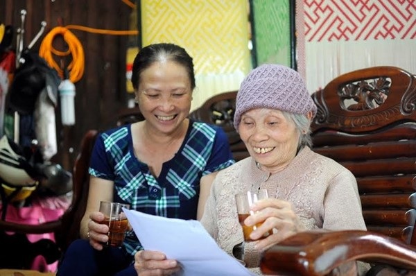 Vụ thuế đất oan 5,7 tỷ đồng được giải quyết, “sổ đỏ” đã trong tay cụ Lích - 1
Niềm vui của gia đình cụ Đàm Thị Lích khi cầm “sổ đỏ” trên tay.
